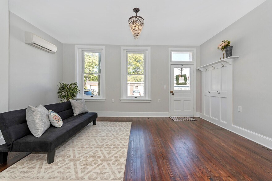 Building Photo - 6 W 4th St