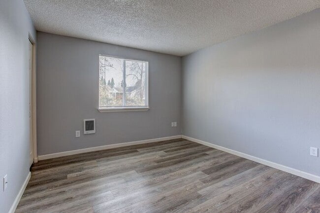 Building Photo - 2 bedroom 1 bath close to local shops!! 1st Month FREE!!!