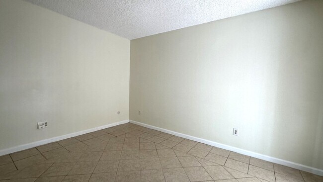 Building Photo - Mission Valley 3 BR 2 BA Condo w/ Parking ...