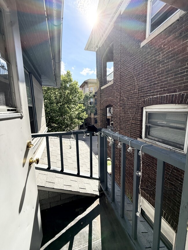 Building Photo - 201 N Pinckney St