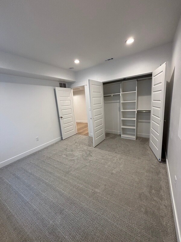 Building Photo - 13326 S Henning Cir