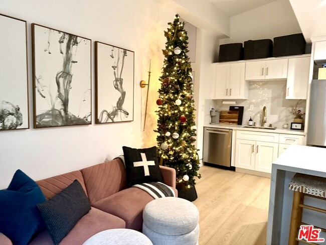 Building Photo - 5561 1/2 El Canon Ave