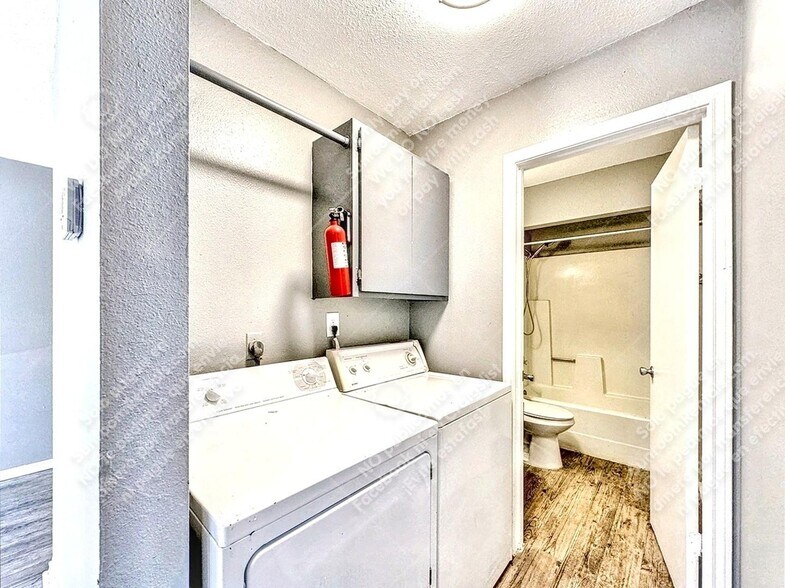 Building Photo - 844 E Sunshine Dr
