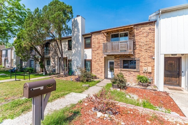 Building Photo - 2-BEDROOM TOWNHOME IN ALAMO HEIGHTS