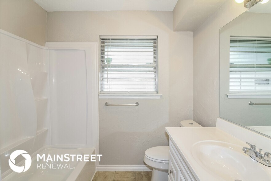 Building Photo - 813 Hampton Rd