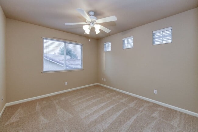 Building Photo - Impressive 4 Bedroom 2.5 Bath home with Po...
