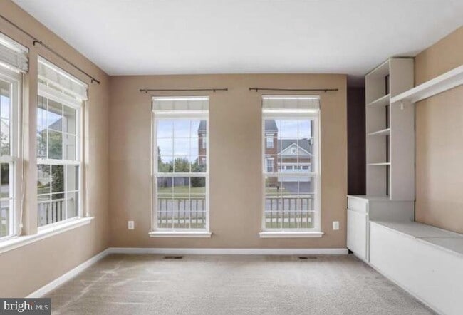 Building Photo - 320 Hopkins Dr