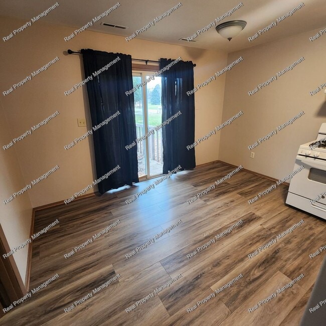 Building Photo - 2 Bedroom Townhome