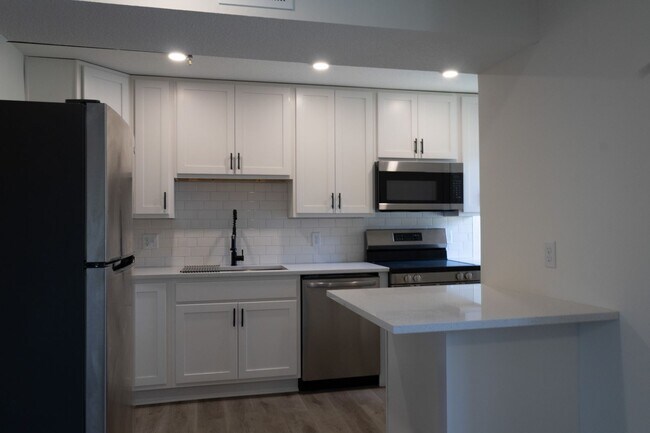Building Photo - $1,450 / 2br - 560ft2 - RENOVATED 2BD, 1BA...