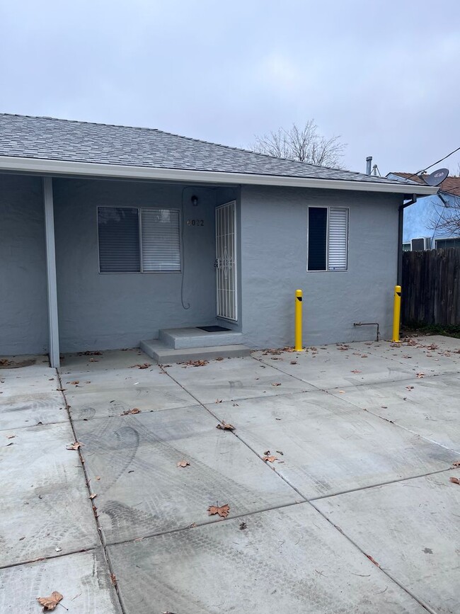 Building Photo - NICE UPDATED DUPLEX IN SACRAMENTO!!