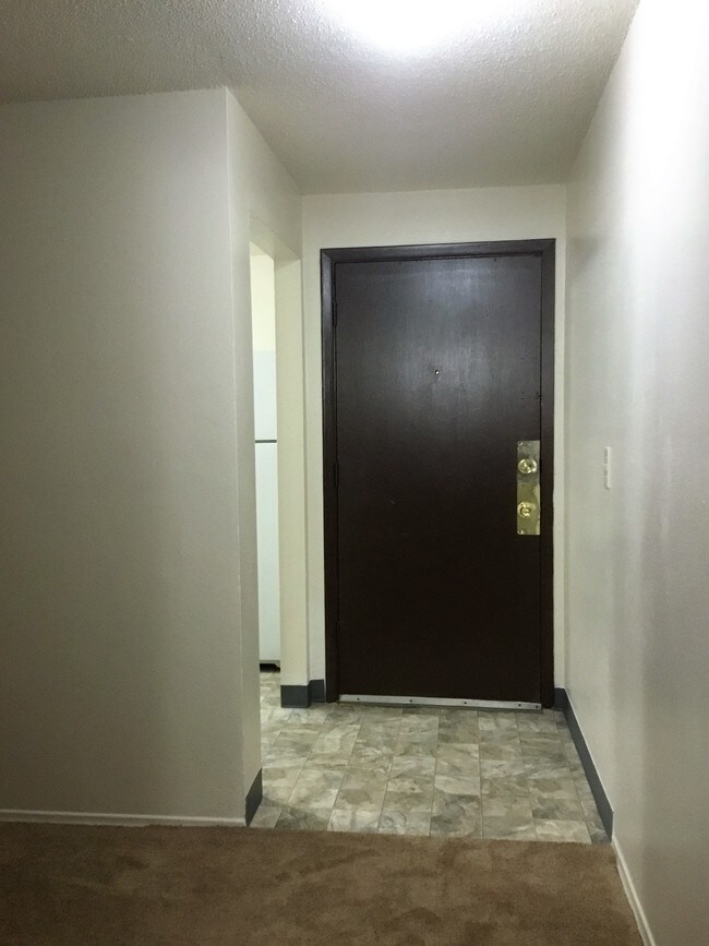 1 BEDROOM: ENTRY/ HALLWAY - Cameron Park Apartments