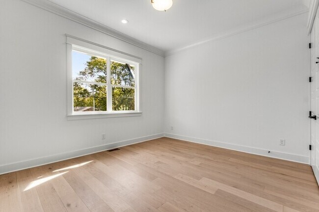 Building Photo - 1408 Lischey Ave