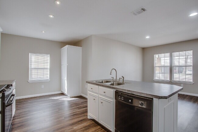 Building Photo - 4 Bed, 2 Bath in South Overton!