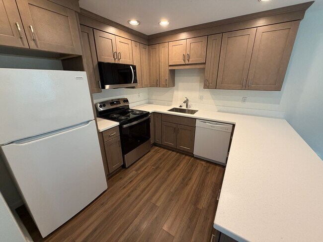 Building Photo - Charming Condo Located in the Highly Desirable Mountain Park Neighborhood of Lake Oswego.