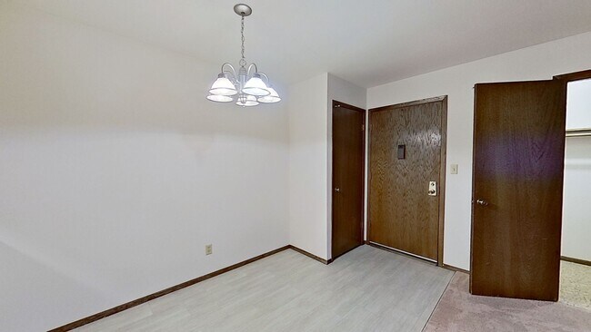 Building Photo - Lower 1 Bedroom 1 Bathroom Apartment is Av...