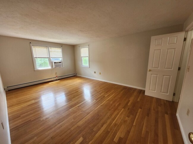 Building Photo - 4 bedroom 2.5 bath Single Family in Shrews...