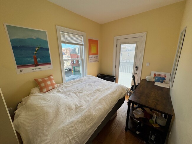Building Photo - In-Unit Laundry, Central Heat/AC, Parking ...