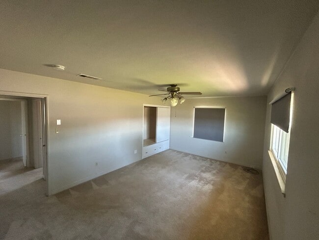Building Photo - Country living and space!