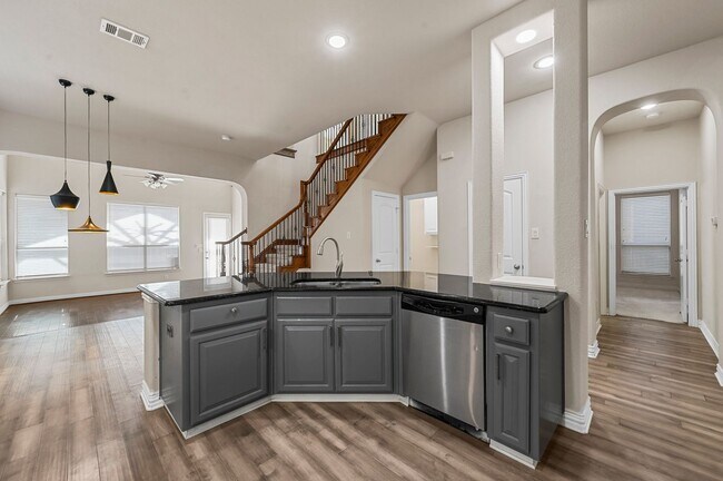 Building Photo - Mediterranean-style home-4 bedrooms