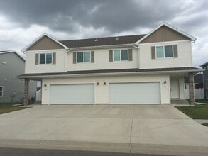 Building Photo - 3 Bed 3 Bath Twin Home