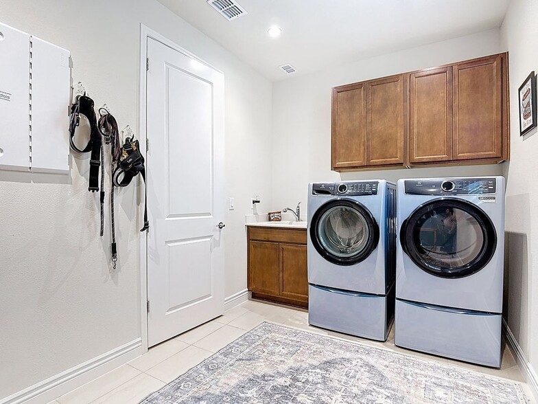 Building Photo - 6485 Shimmering Shrs Ln