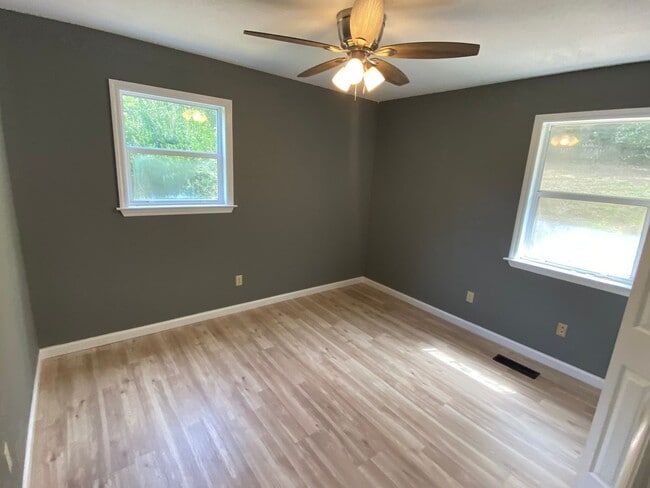 Building Photo - Ringgold 2 Bed 1 bath Screened in Porch, Oversized Workshop