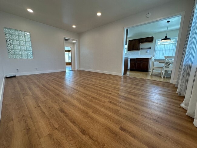 Building Photo - Beautifully landscaped home with modern up...