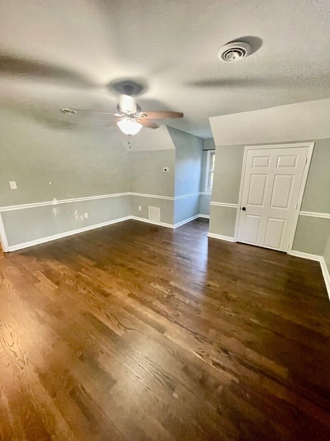 Building Photo - Welcome to this stunning 3-bedroom, 2.5-ba...