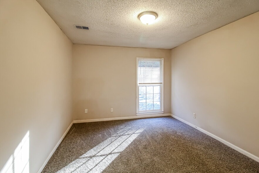 Building Photo - 5657 Estates Ct