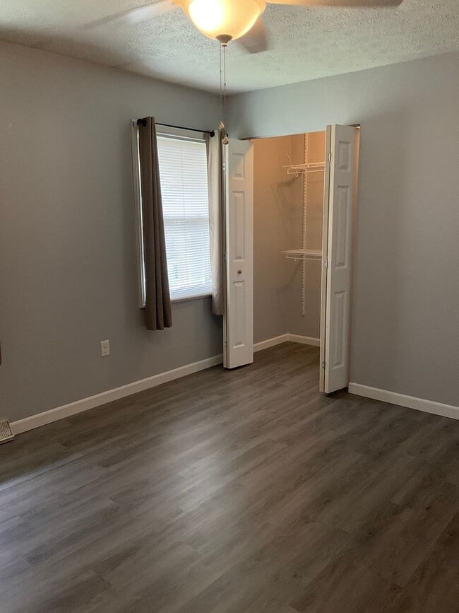 Building Photo - 405 E Poos Dr