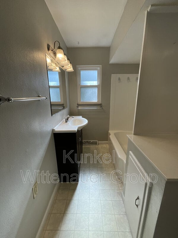 Building Photo - 1724 McClintock Ave