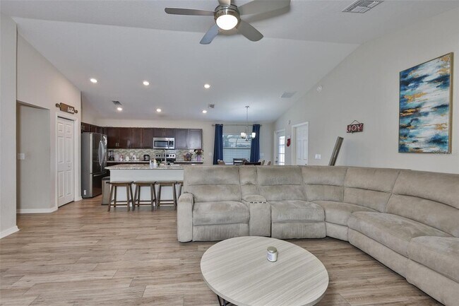 Building Photo - 252 Cascara Ln