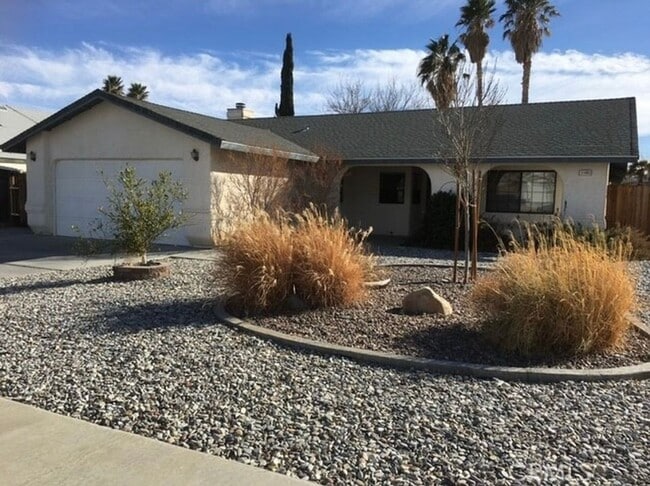 Building Photo - Beautiful 4 bed, 2 Bath home for Rent. Paid Water and Landscaping!