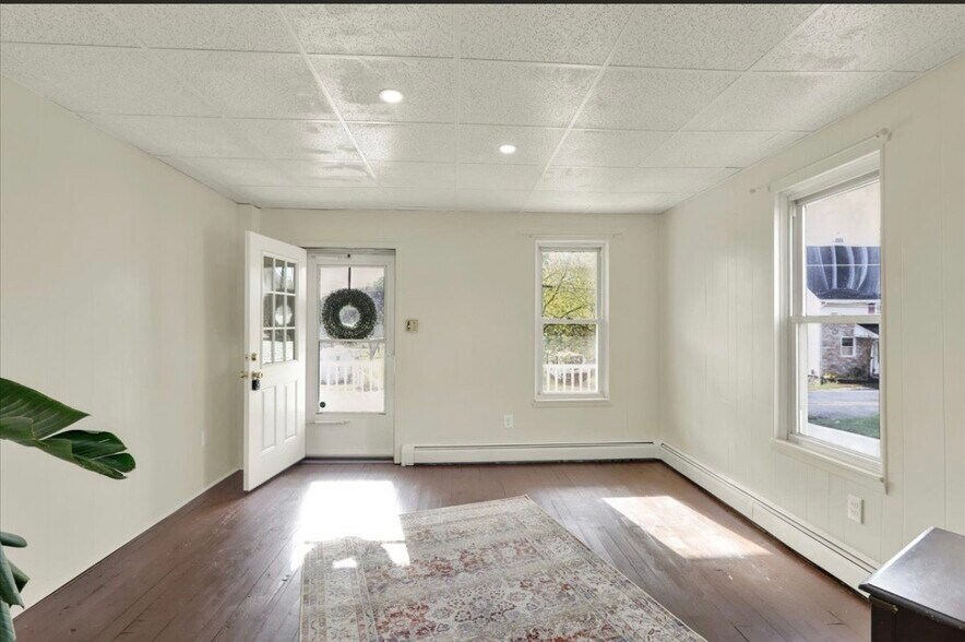 Building Photo - 40 W Adamsdale Rd