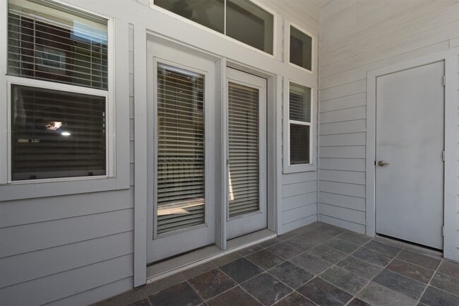 Building Photo - 1141 W 24th St