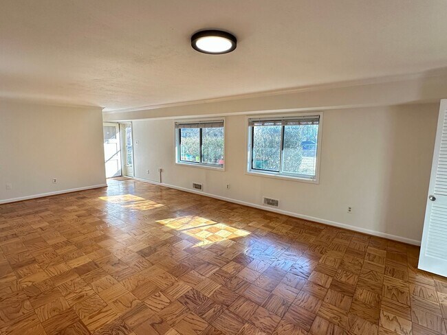 Building Photo - Rarely available 3-Bed, 2-Bath condo in th...