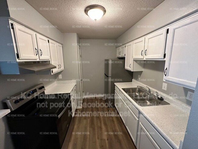Building Photo - 551 N Somerset Terrace
