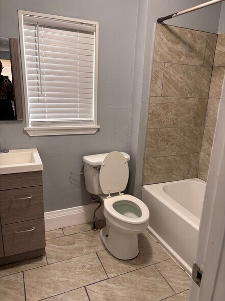 Building Photo - 3723 Sylvan Pl