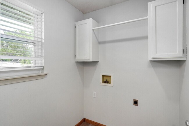 Building Photo - Charming 3 Bedroom, 2 Bathroom house in Ni...