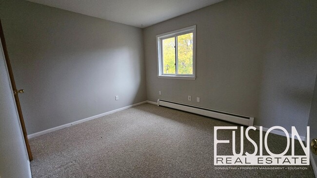 Building Photo - Bright, Spacious End-Unit Townhome in Prem...