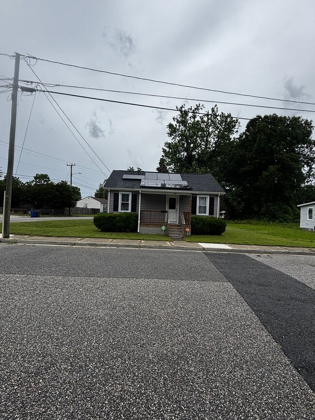 Building Photo - 2 Bedroom 1 Bathroom Single family Ranch l...