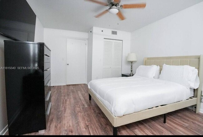 Building Photo - 19601 E Country Club Dr