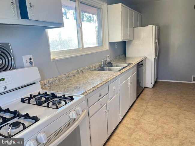 Building Photo - 6323 Fenton Ct