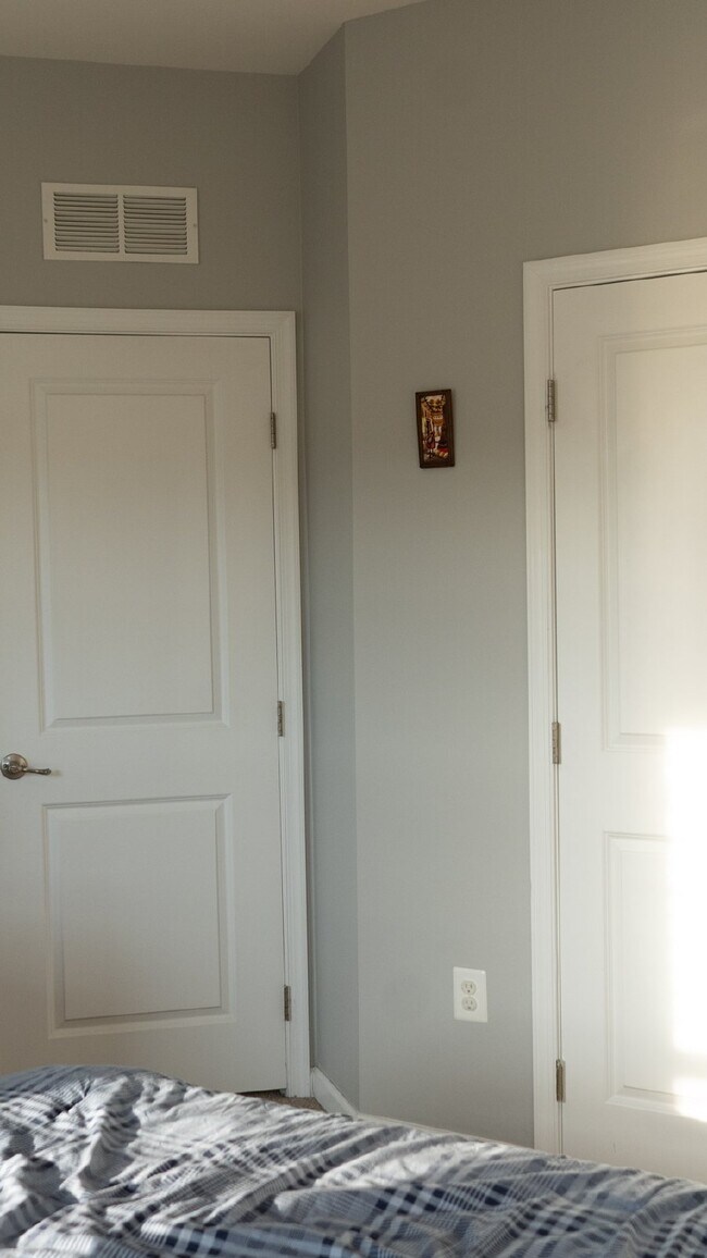 Building Photo - Modern 3 Level Townhome with 2 Car Garage