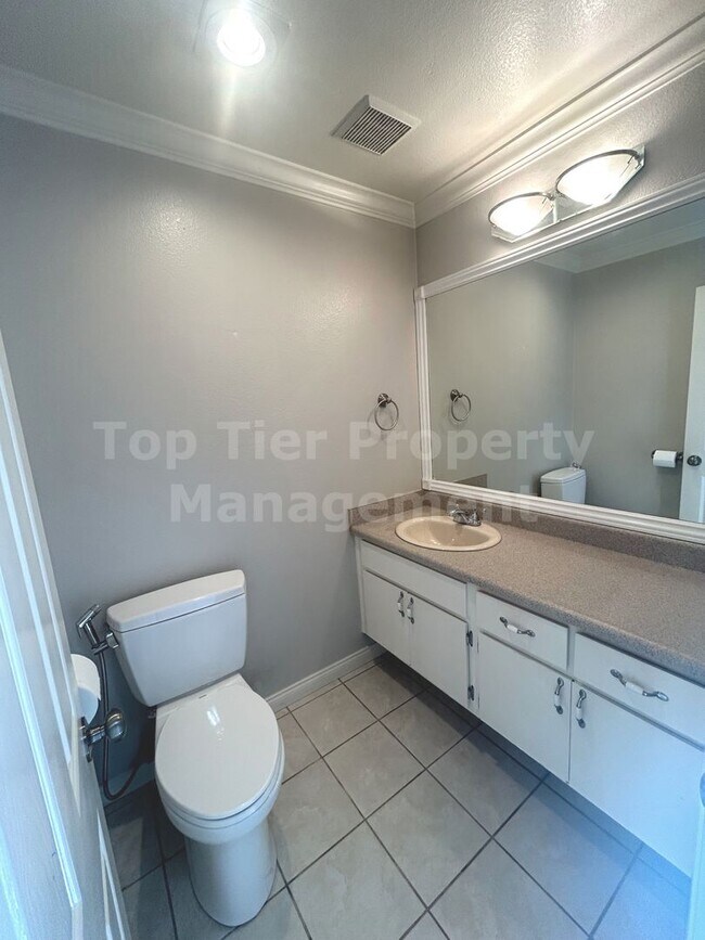 Building Photo - ***Charming 3 bed / 2.5 bath / 1,501 sqft ...
