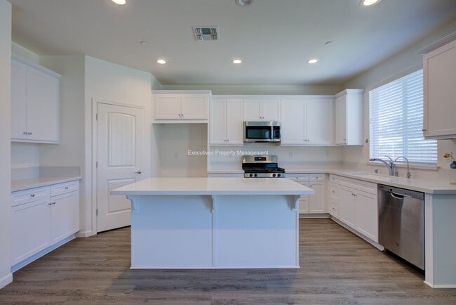 Building Photo - 495 Daffodil Dr