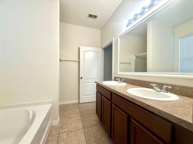 Building Photo - 1642 Buckeye Falls Way