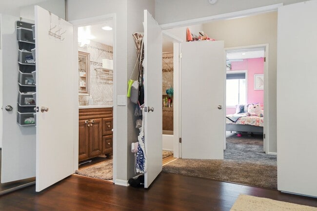 Building Photo - 3 Bedroom Townhome: Prime Location with Pool, Clubhouse and More!