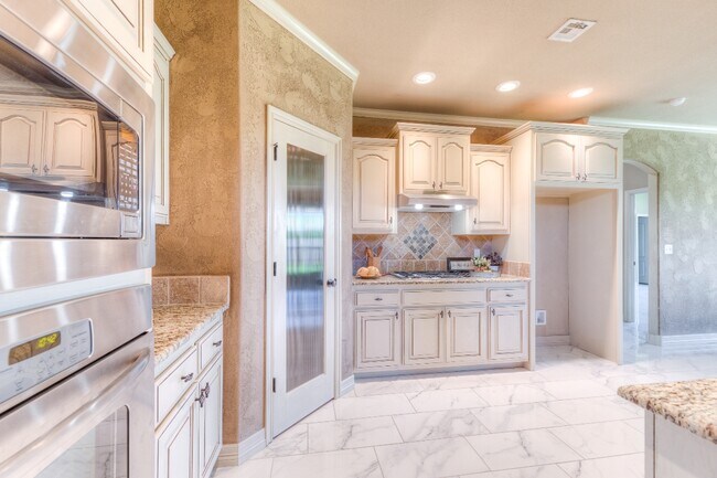 Building Photo - 1317 W Dover St