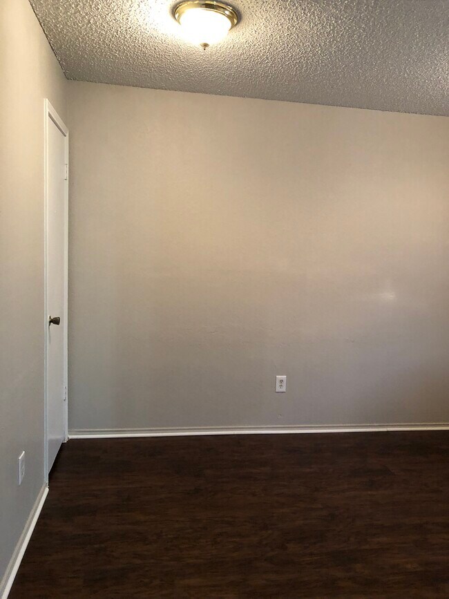 Building Photo - 909 NW Summercrest Blvd